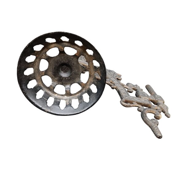 Antique Cast Iron Wall-Mounted Oil Lamp Holder Ornate Gothic Design - Picture 3 of 5